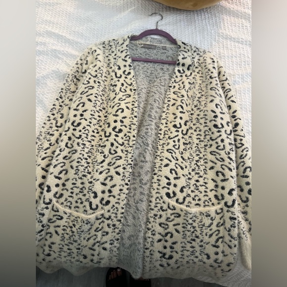 FUZZY CHEETAH PRINT CARDIGAN W/ POCKETS - Picture 2 of 3